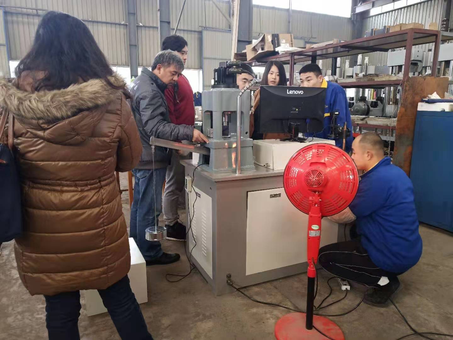 国外客户到济南糖心国产传媒VLOG在线播放工厂参观考察