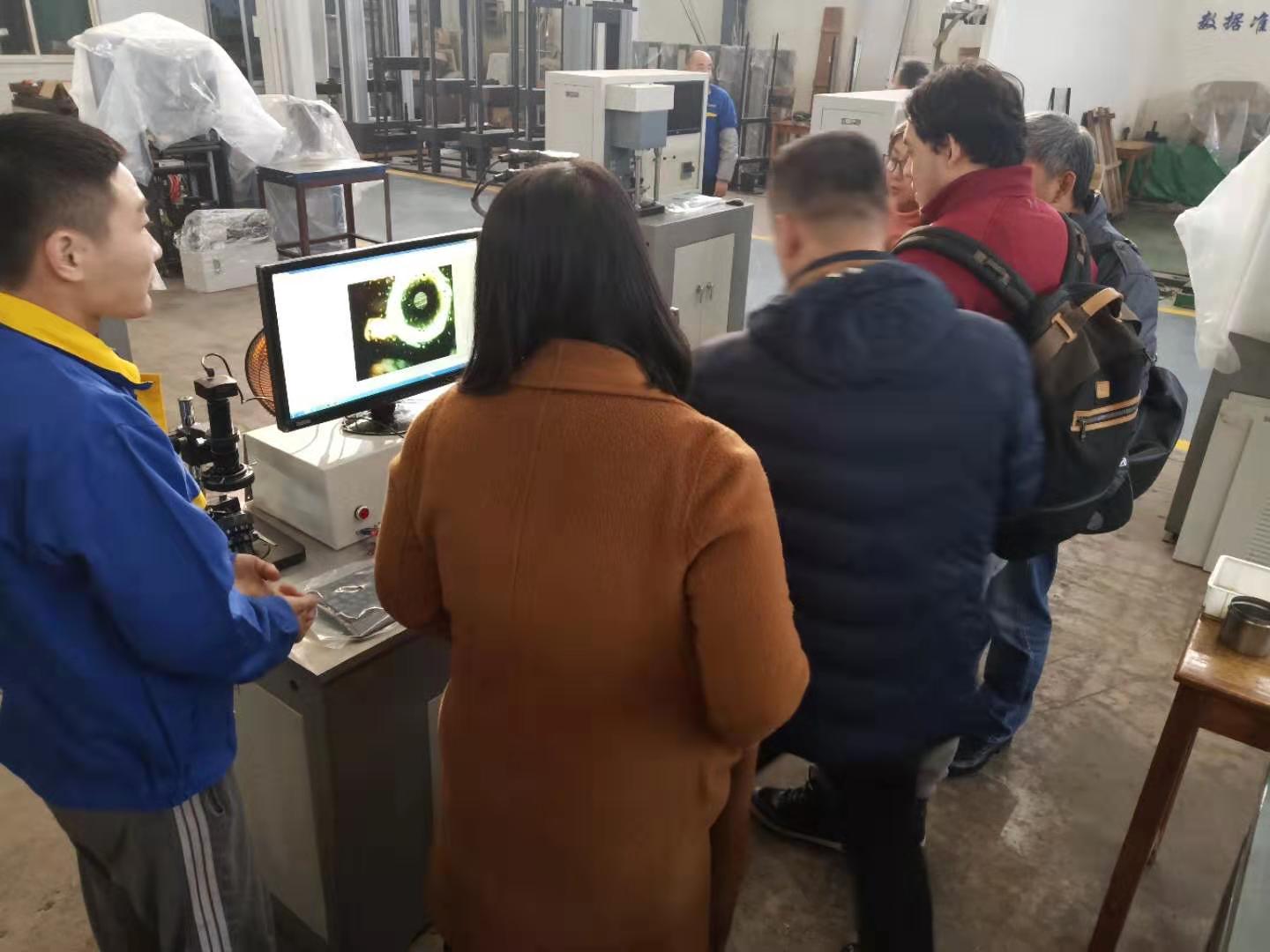 国外客户到济南糖心国产传媒VLOG在线播放工厂参观考察