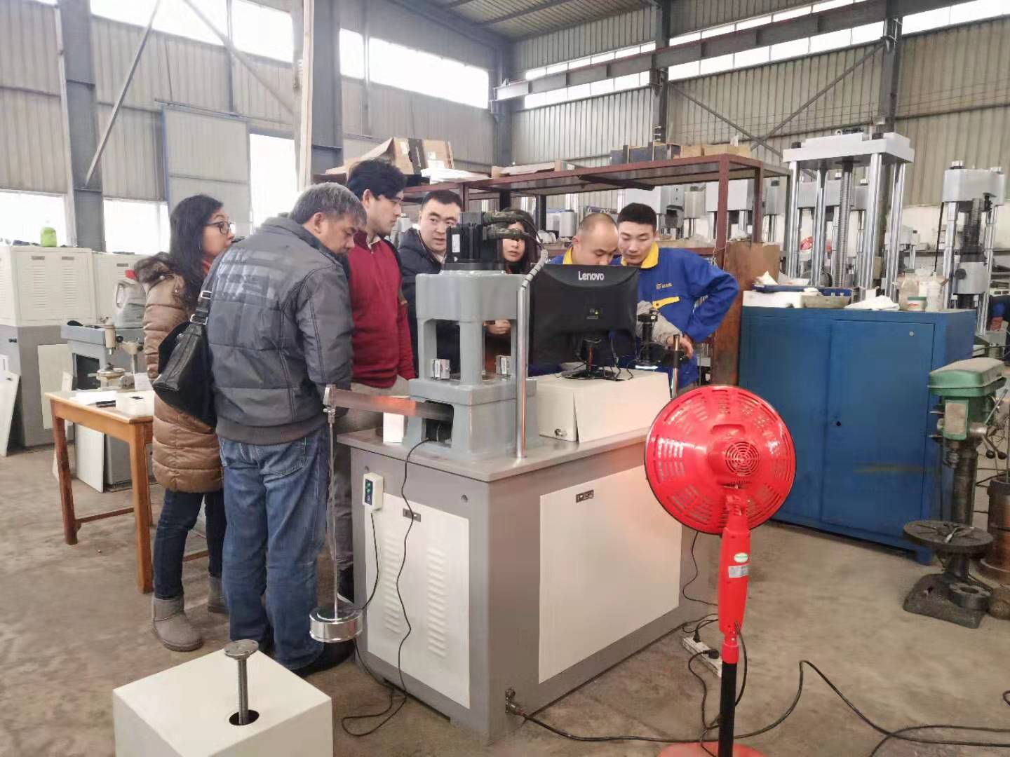 国外客户到济南糖心国产传媒VLOG在线播放工厂参观考察