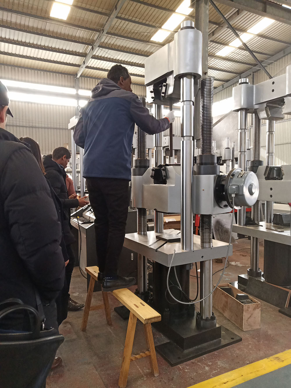 印尼客户到济南糖心国产传媒VLOG在线播放工厂考察订购糖心VLOG官网入口设备